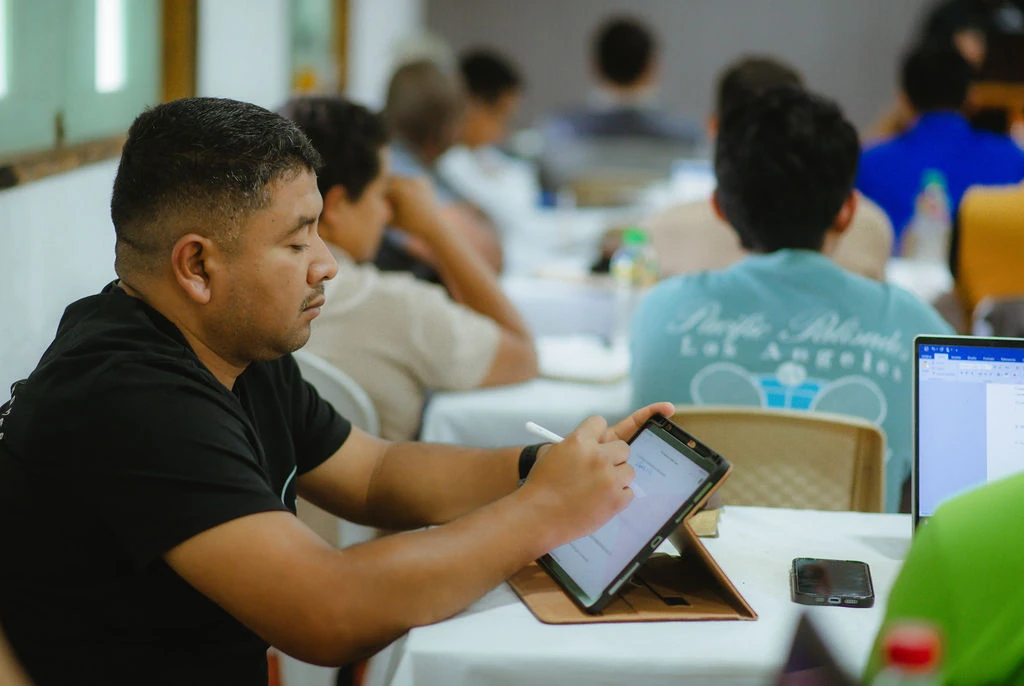 Estudiante estudiando en su tableta