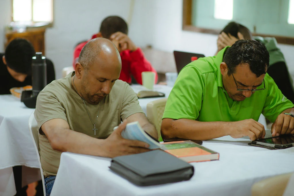 Estudiantes estudiando con sus Biblias