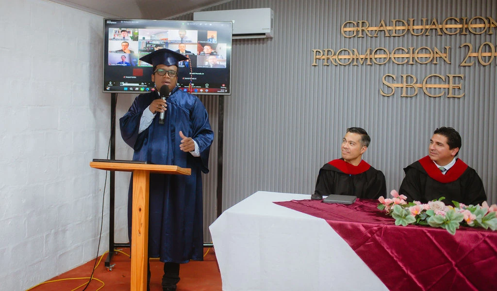 Graduado hablando desde el púlpito