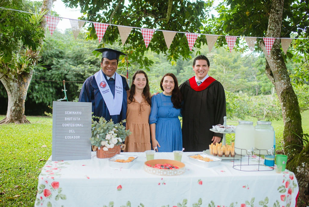 Celebración de graduación en el jardín del seminario