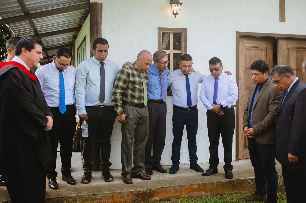 Profesores y graduandos frente al seminario